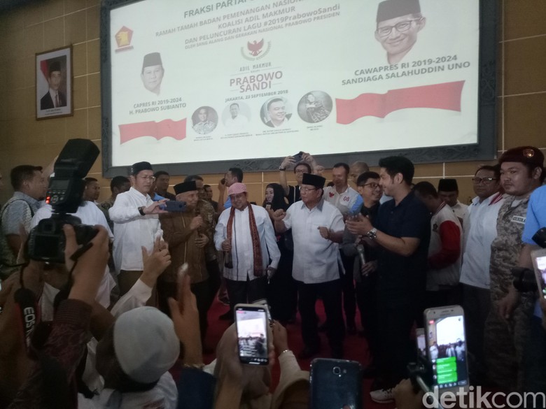 Saat Sandiaga Nyanyi 2019 Ganti Presiden dan Prabowo Berjoget Saat Sandiaga Nyanyi 2019 Ganti Presiden dan Prabowo Berjoget