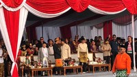 Jokowi mengenakan adat Bali di Deklarasi Kampanye Damai Pemilu 2019. Maruf Amin berbusana formal mengenakan jas dan celana panjang, dengan aksen kopiah hitam, kain, dan sarung yang menutup bagian atas celana. Sementara Prabowo berbusana adat Jawa, sedangkan Sandiaga mengenakan teluk belango. Foto: Jordan/detikcom