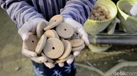 Uniknya, uang yang digunakan pun menggunakan kepingan uang koin kayu. Aneka kuliner jadul, bahkan permainan jadul pun ada. (Robby Bernardi/detikTravel)