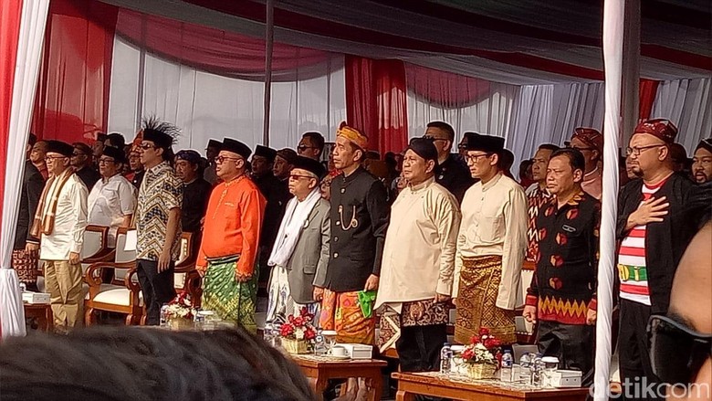 Tak Lagi Hormat, Begini Gaya Jokowi Nyanyi Indonesia Raya di Monas Tak Lagi Hormat, Begini Gaya Jokowi Nyanyi Indonesia Raya di Monas