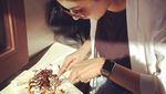 Manisnya Pose Makan Anushka Sharma yang Lama Jadi Vegetarian