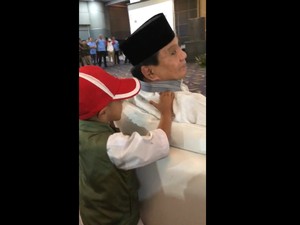 Saat Prabowo Dipijat Bocah Usai Pidato di Acara Koalisi