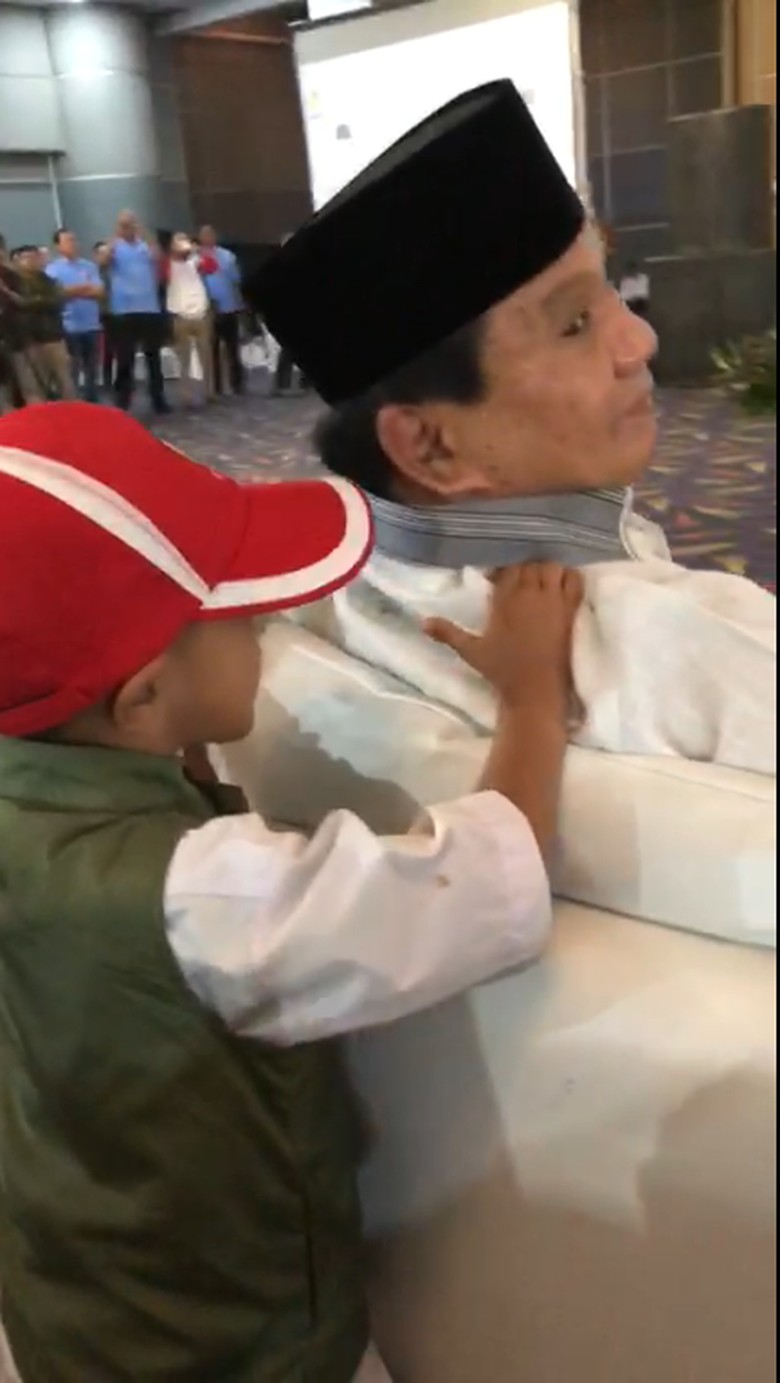 Saat Prabowo Dipijat Bocah Usai Pidato di Acara Koalisi Saat Prabowo Dipijat Bocah Usai Pidato di Acara Koalisi