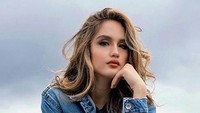 Ia sepertinya memang begitu menjaga kesehatan rambutnya. Foto: Instagram Cinta Laura