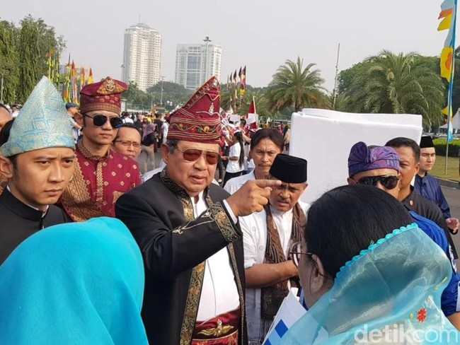 Presiden ke-6 RI Susilo Bambang Yudhoyono juga hadir dengan pakaian adat khas Banjar, Kalimantan Selatan, sebelum akhirnya memilih walk-out. (Foto: Fida/detikcom)