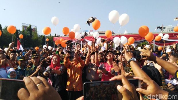 Jaga Suasana, Kandidat Pemilu Diminta Selfie Dengan Lawannya