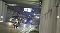 Sebelum punya Vespa, ayah kalau ke kampus untuk mengajar di Yogya selalu naik sepeda onthel. Vespa ini jadi kendaraan bermotor pertama keluarga kami. Dan kemudian ayah sehari-hari menggunakannya, termasuk saat bekerja sebagai Dekan. Foto: Instagram/Anies Baswedan