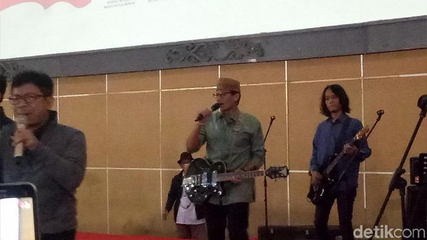 Aksi Sandiaga bermain alat musik.