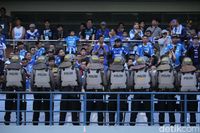 Polisi amankan pertandingan Persib vs Persija di Stadion Gelora Bandung Lautan Api (GBLA), Minggu (23/9/2018).