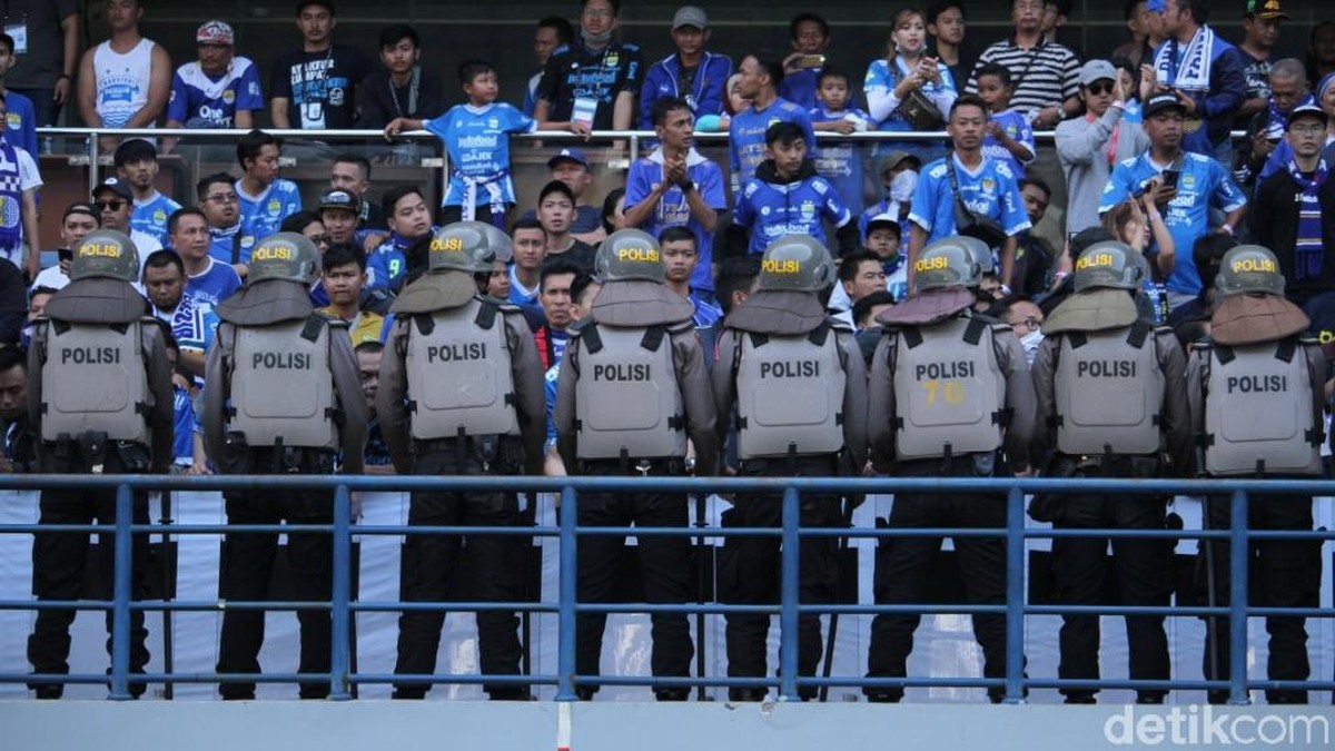 Sepakbola Indonesia kembali minta korba jiwa. Seorang suporter tewas dikeroyok jelang laga Persib vs Persija  (Wisma Putra/detikSport)