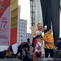 Penampilan Muhammad Romahurmuziy kak kalah mencuri perhatian. Ketua Partai Persatuan Pembangunan (PPP) itu bersolek bak Gatot Kaca, lengkap dengan kumis panjangnya. (Foto: Gibran/detikcom)