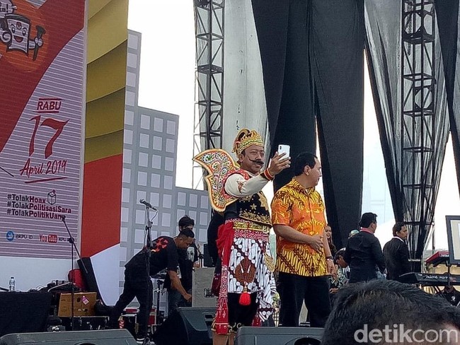 Penampilan Muhammad Romahurmuziy kak kalah mencuri perhatian. Ketua Partai Persatuan Pembangunan (PPP) itu bersolek bak Gatot Kaca, lengkap dengan kumis panjangnya. (Foto: Gibran/detikcom)