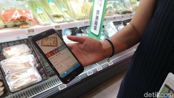 Di supermarket ini, konsumen berbelanja menggunakan aplikasi Hema yang terinstal di ponsel. Foto: detikINET/Rachmatunnisa