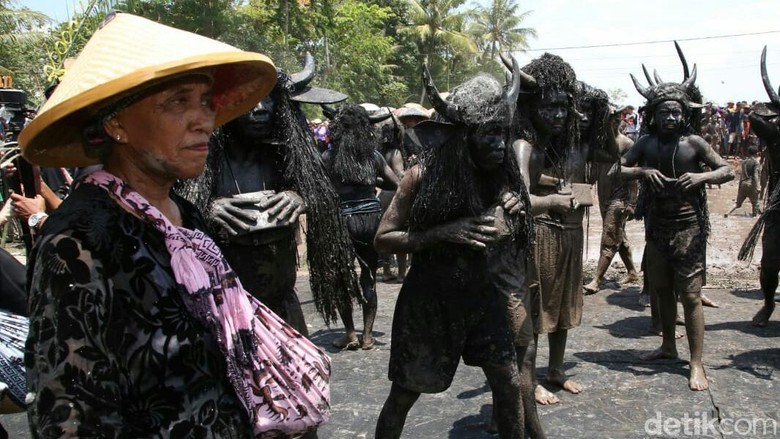 Ritual Kebo-keboan di Banyuwangi Spektakular, Tapi Tetap Sakral Ritual Kebo-keboan di Banyuwangi Spektakular, Tapi Tetap Sakral