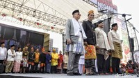 Di panggung utama, Komisi Pemilihan Umum (KPU) secara resmi membuka kampanye mulai hari ini. Sebelum meresmikan pembukaan kampanye, KPU beserta peserta pemilu membacakan deklarasi damai.