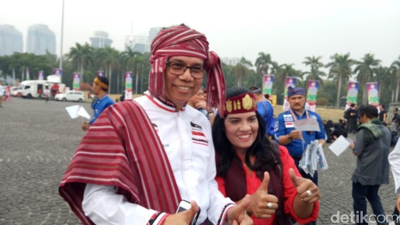 Pendukung Jokowi dan Prabowo Gunakan Pakaian Adat di Kampanye Damai Pendukung Jokowi dan Prabowo Gunakan Pakaian Adat di Kampanye Damai
