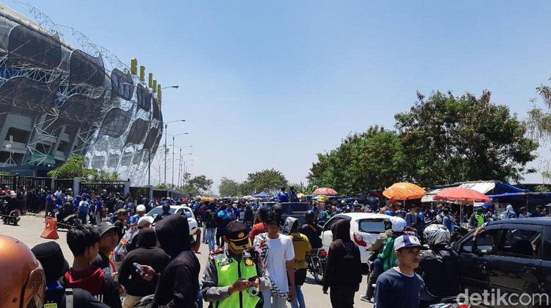 Jelang Persib vs Persija, Ribuan Bobotoh Mulai Birukan GBLA Jelang Persib vs Persija, Ribuan Bobotoh Mulai Birukan GBLA
