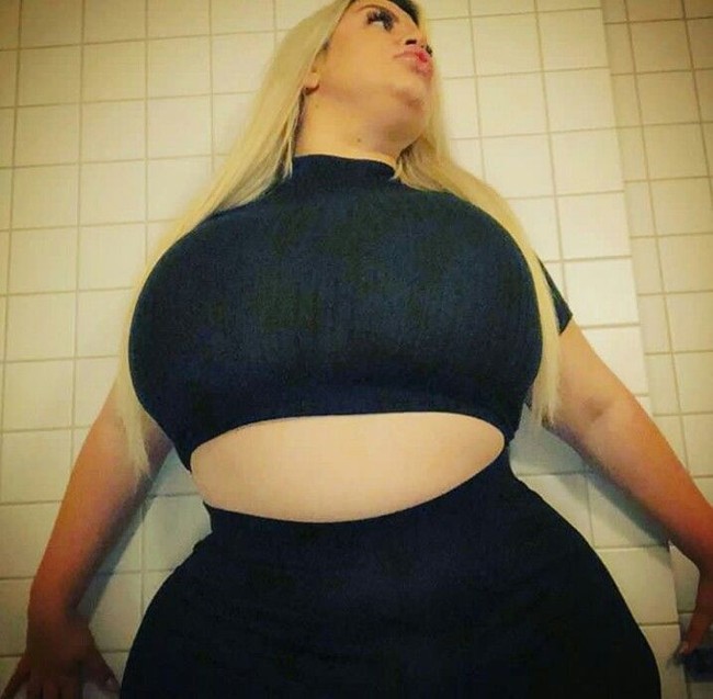 Natasha sengaja membuat tubuhnya gemuk. Hal tersebut agar dokter bedah plastik bisa mengambil lemak dari bagian tubuh lainnya dan ditransfer ke bokongnya. Foto: Dok. Instagram Natasha Crown