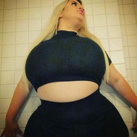 Natasha sengaja membuat tubuhnya gemuk. Hal tersebut agar dokter bedah plastik bisa mengambil lemak dari bagian tubuh lainnya dan ditransfer ke bokongnya. Foto: Dok. Instagram Natasha Crown