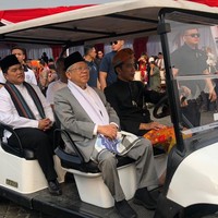 Setelan berjas dan celana abu-abu menjadi pilihan Ma’ruf Amin, cawapres yang mendampingi Jokowi. Ketua Umum Majelis Ulama Indonesia (MUI) itu lalu memadukannya dengan peci hitam, berikut syal putih serta sarung bercorak kebiruan yang dililit di luar celana. (Foto: Ray Jordan/detikcom)