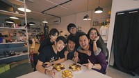 Disela-sela kesibukannya syuting dan membuat video, Chandra rupanya suka dengan aneka egg tart. Bersama teman-temannya, ia terlihat senang melihat tumpukan egg tart ini.Foto: Instagram @Chandraliow