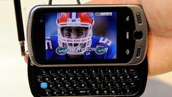 Samsung Moment. Diperkenalkan pada bulan Oktober 2009. Ponsel Android pertama dengan desain slider. (Foto: Ethan Miller/Getty Images)