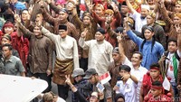 Pendukung Prabowo-Sandiaga juga terlihat mengenakan pakaian adat. Selain para pendukung kedua paslon, para komisioner KPU juga terlihat mengenakan pakaian adat (Foto: Pradita Utama/detikcom)