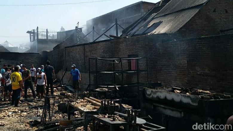 Gudang Sandal di Sidoarjo Terbakar, 8 Rumah Turut Terjilat Api
