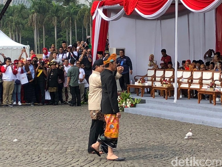 Usai Deklarasi Kampanye Damai, Jokowi-Prabowo Gandengan Tangan Usai Deklarasi Kampanye Damai, Jokowi-Prabowo Gandengan Tangan