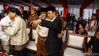 Sandiaga Uno juga diminta untuk selfie bersama pendukungnya.