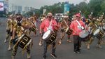 Bertopi Terbalik dan Kacamata Hitam, Aksi Budi Karya Main Drumband