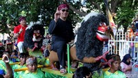 Sambil diarak, Emil asik ngibing dan mengacungkan jari telunjuknya sebagai simbol nomor urut Jokowi-Maruf.