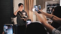 YouTuber kelahiran 1993 ini, dapat kejutan ulang tahun yang manis dari teman-temannya. Lengkap dengan kue berbentuk beruang lucu. Wah, Chandra pasti terharu nih.Foto: Instagram @Chandraliow