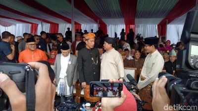 Adu Gaya Jokowi vs Prabowo Pakai Baju Daerah di Deklarasi Kampanye Damai