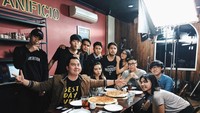Ngumpul bareng bersama sesama rekan content creator, dan YouTuber lainnya. Chandra dan teman-temannya memesan dua pan pizza berukuran besar, sebagai teman ngumpul yang enak. Foto: Instagram @Chandraliow