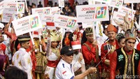 Beberapa relawan yang datang dengan mengenakan pakaian daerah. Ini menegaskan bahwa sesungguhnya pemimpin yang akan terpilih harus melihat realitas bahwa kita adalah plural. Tanpa membedakan suku bangsa.