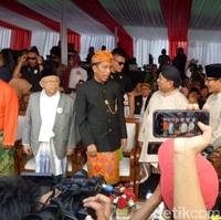 Parade baju daerah mewarnai Deklarasi Kampanye Damai Pemilu Serentak 2019 di Monumen Nasional (Monas), Jakarta Pusat, Minggu (23/9/2018). Masing-masing pasangan capres dan cawapres di Pemilihan Presiden (Pilpres) 2019 pun memakai baju daerah. (Foto: Gibran dan Jordan/detikcom)