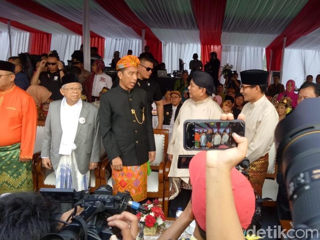 Parade baju daerah mewarnai Deklarasi Kampanye Damai Pemilu Serentak 2019 di Monumen Nasional (Monas), Jakarta Pusat, Minggu (23/9/2018). Masing-masing pasangan capres dan cawapres di Pemilihan Presiden (Pilpres) 2019 pun memakai baju daerah. (Foto: Gibran dan Jordan/detikcom)