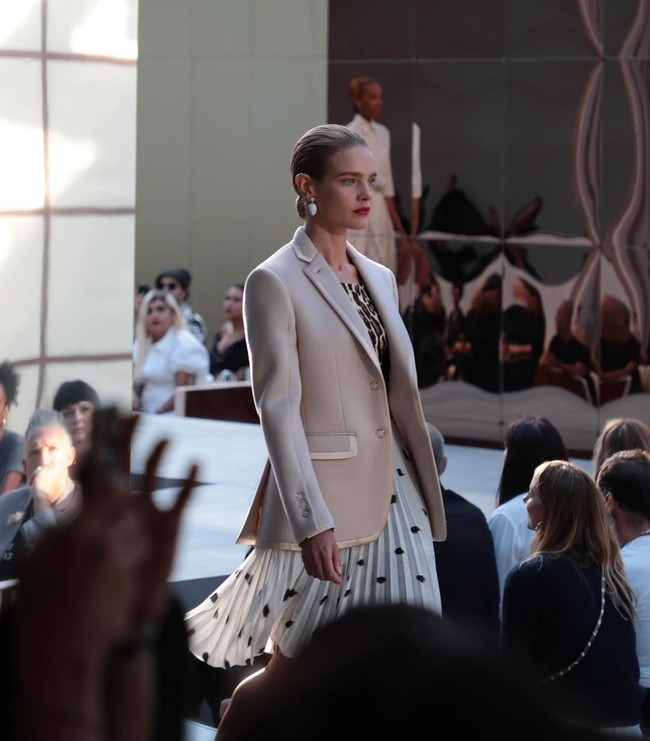 Natalia Vodianova menjalani hidup dalam kemiskinan saat anak-anak hingga usia remajanya. Seperti dikutip Vanity Fair, Natalia besar di kawasan miskin Uni Soviet dengan ibunya Larisa dan dua adik tirinya yang menderita autis dan cerebral palsy. Ayahnya pergi meninggalkan mereka saat model 36 tahun ini masih anak-anak. (Foto: Getty Images, Dok. Vogue)