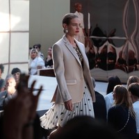 Natalia Vodianova menjalani hidup dalam kemiskinan saat anak-anak hingga usia remajanya. Seperti dikutip Vanity Fair, Natalia besar di kawasan miskin Uni Soviet dengan ibunya Larisa dan dua adik tirinya yang menderita autis dan cerebral palsy. Ayahnya pergi meninggalkan mereka saat model 36 tahun ini masih anak-anak. (Foto: Getty Images, Dok. Vogue)