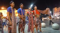  Tim Rio dan Tim Kevin memeragakan tarian tradisional di rangkaian Sienta #UnlockYourJourney di Yogyakarta (Foto: Toyota Sienta)