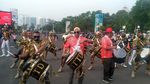 Bertopi Terbalik dan Kacamata Hitam, Aksi Budi Karya Main Drumband