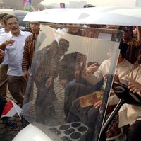 Sementara itu, Prabowo Subianto, capres nomor urut 02, berbalut baju beskap krem, kain jarik coklat tua yang dililit di bagian pinggang, serta celana panjang hitam. Tidak ketinggalan, belangkon hitam yang semakin menyempurnakan gaya kejawaan Ketua umum Partai Gerindra itu. Tak cuma Prabowo, pengawalnya pun ikut berbelangkon. (Foto: Gibran/detikcom)