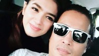 Terlihat Angel Karamoy memeluk Jose Poernomo di dalam mobil. Foto: Instagram Jose Poernomo