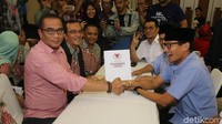 Tak sendiri, Sandiaga juga ditemani Juru Bicara Tim Prabowo-Sandiaga, Dahnil Anzar Simanjuntak.