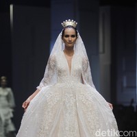 Sebagai pamungkas, hadir tiga deregan gaun pengantin serba putih yang megah dan menawan. (Foto: Moh. Abduh/Wolipop)