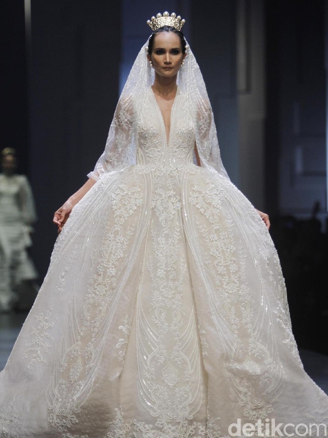 Sebagai pamungkas, hadir tiga deregan gaun pengantin serba putih yang megah dan menawan. (Foto: Moh. Abduh/Wolipop)