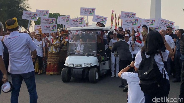 Lewati Patung Kuda, Jokowi-Prabowo Lambaikan Tangan ke Masyarakat Lewati Patung Kuda, Jokowi-Prabowo Lambaikan Tangan ke Masyarakat