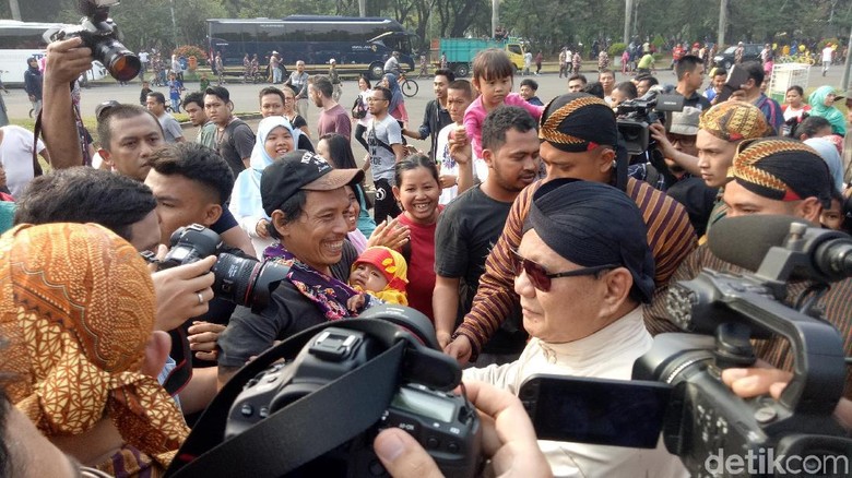 Karnaval Kampanye Damai, Prabowo Ciumi Kepala Bayi-bayi Warga Karnaval Kampanye Damai, Prabowo Ciumi Kepala Bayi-bayi Warga