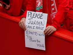 Juergen, bisakah aku berfoto denganmu? itulah permintaan salah satu fans yang menonton langsung laga tersebut di Anfield. (Lee Smith/REUTERS)